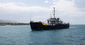 山達基贊助的船隻抵達海地，並帶來超過一百噸的救濟品。