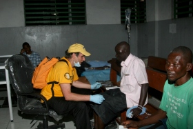 大衛在海地太子港的綜合醫院幫忙