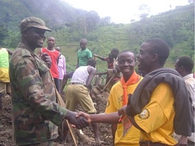 肯亞童子軍，已經受過山達基志願牧師的訓練，在烏干達的布督達區域泥流中，幫忙搜尋與救援行動。