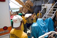 志願牧師安排了救濟品和其他救援物資的運送，包括了「海地的救生艇」，其從美國運送超過100頓的救濟品到海地去。