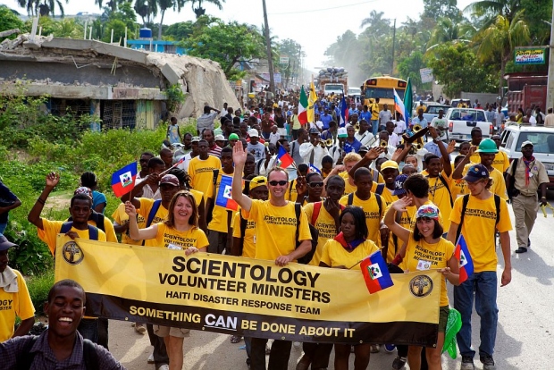 來自海地和其他國家的山達基志願牧師，從太子港的家樂福郊區移動到萊奧甘市慶祝國旗日，這是個全國性的節日，慶祝海地在1803年從法國的壓迫和奴役之下獨立出來。