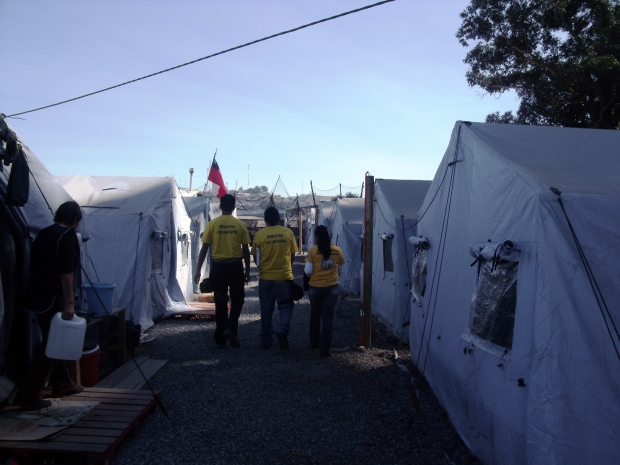 2010年4月在康塞普西翁省，塔爾卡瓦諾市港口的難民營。